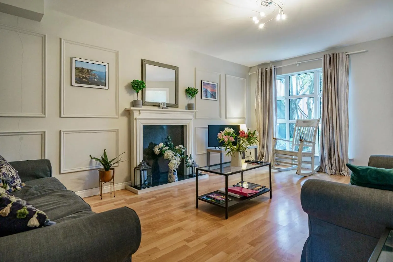 Close To City Centre Stylish 3 Bedroom House Belfast 0*,