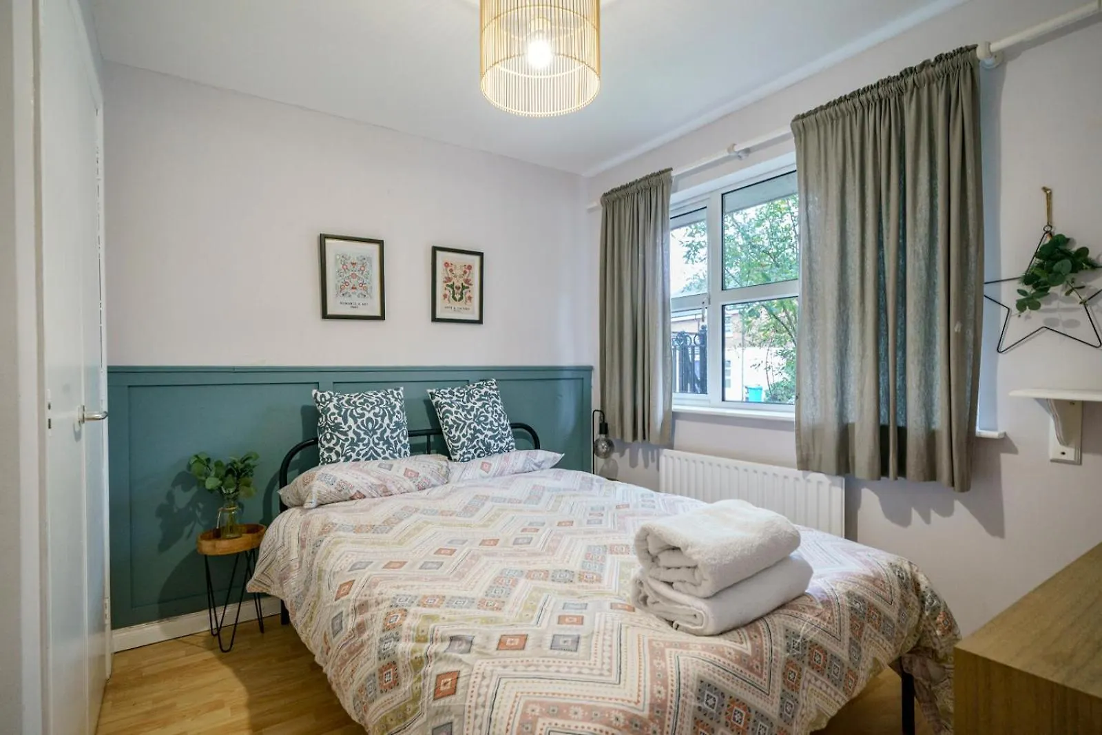 Close To City Centre Stylish 3 Bedroom House Belfast 0*,