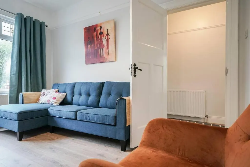 Close To City Centre Stylish 3 Bedroom House Belfast 0*,
